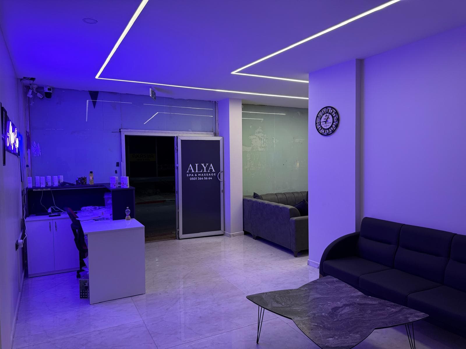 Alya Spa resepsiyonu ve bekleme alanı