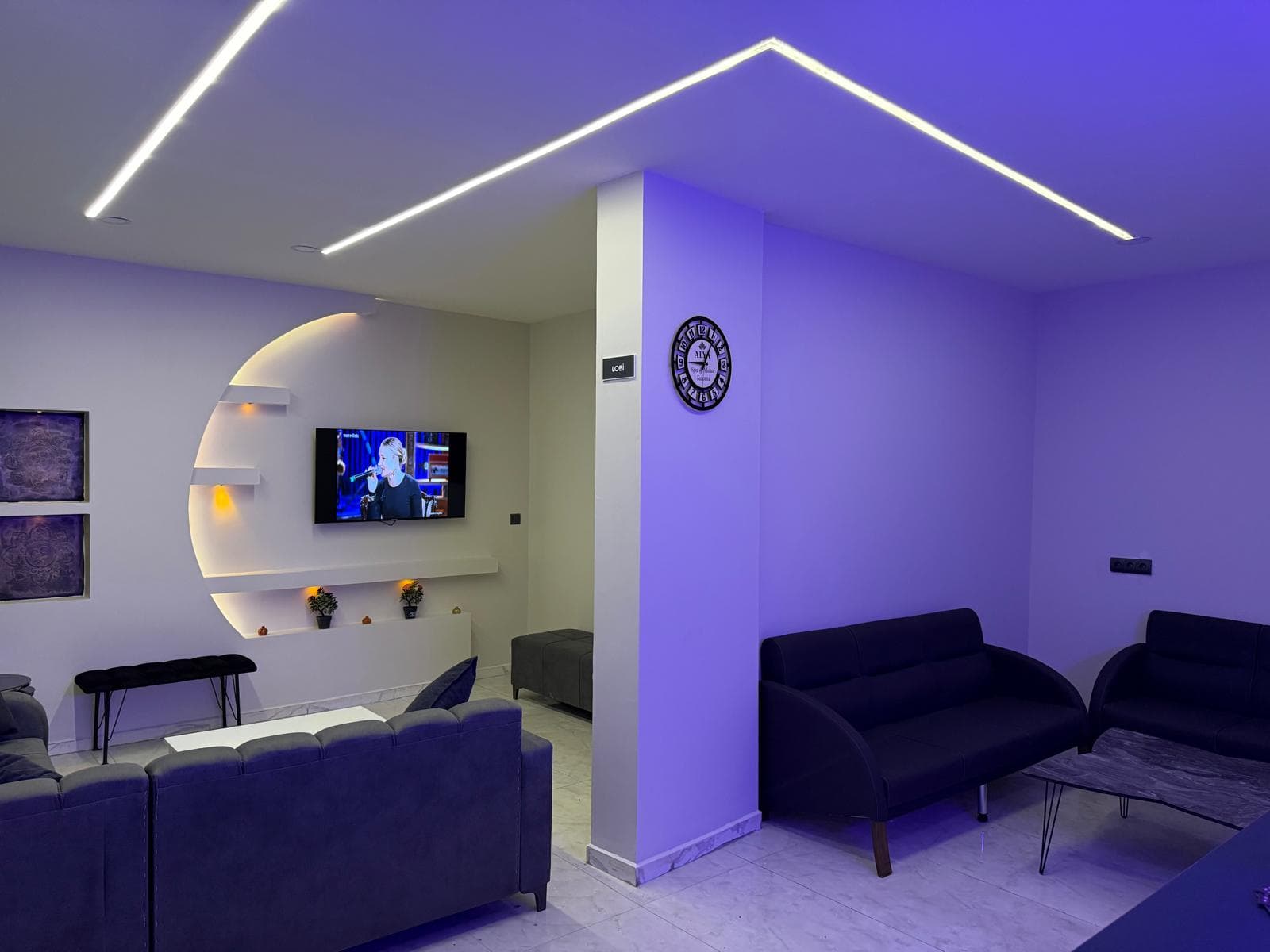 Alya Spa lobisindeki oturma alanı